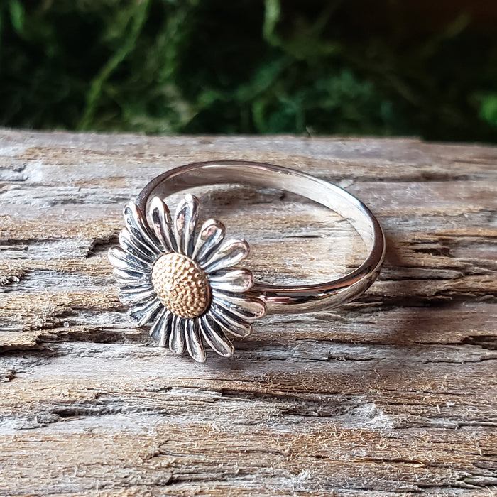 Sterling Silver Daisy Ring (size 7-8)