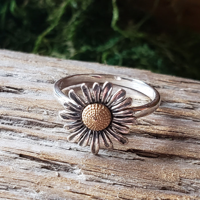 Sterling Silver Daisy Ring (size 7-8)